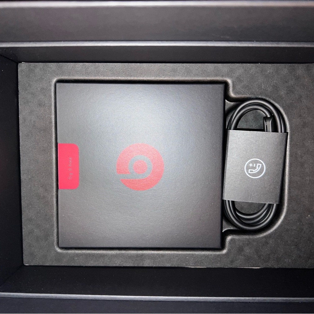Beats by Dre Studio3 Over-Ear Headphones - Black - Picture 5 of 7